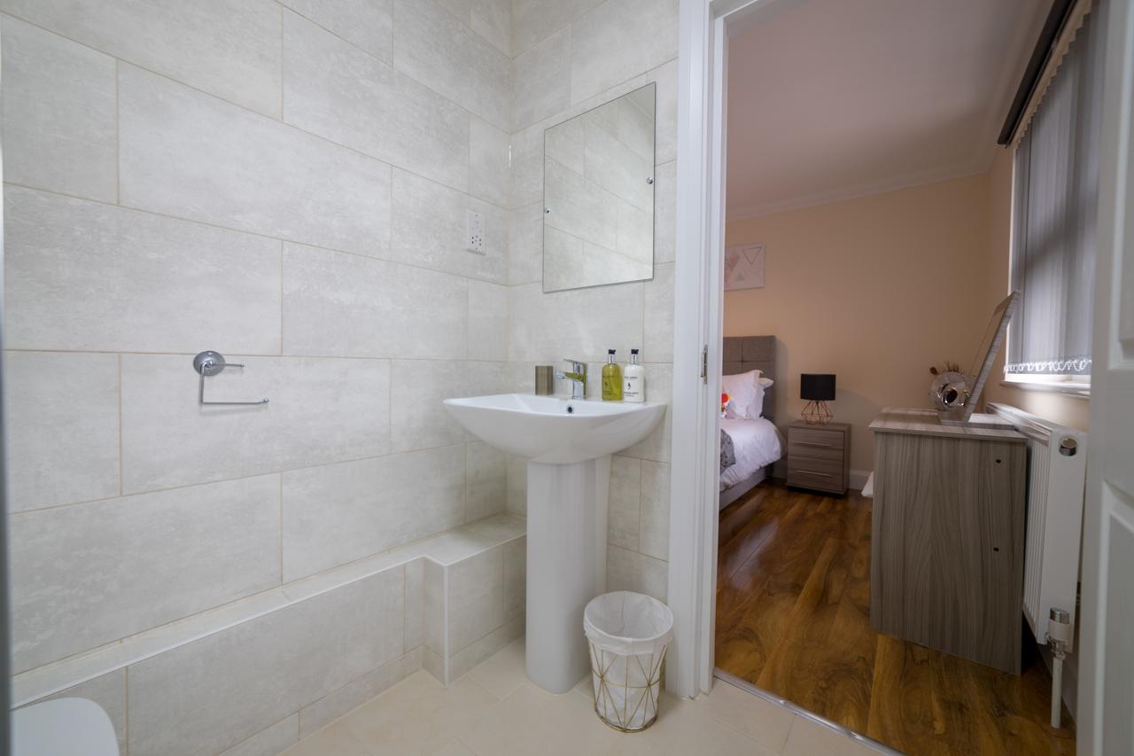 London Heathrow Serviced Apartments Ashford  Екстериор снимка
